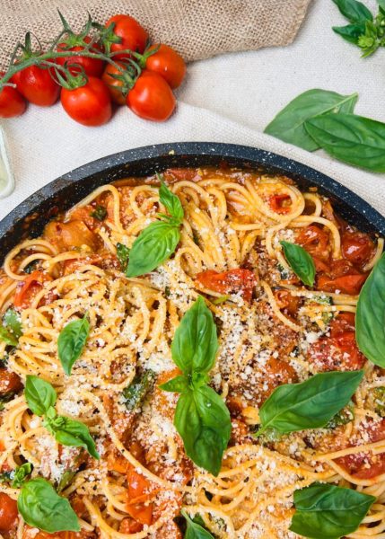 Spaghetti with cherry tomato sauce