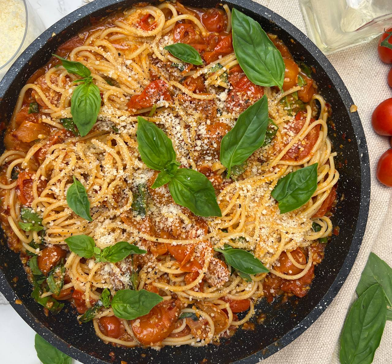 Spaghetti with cherry tomato sauce - Step by step